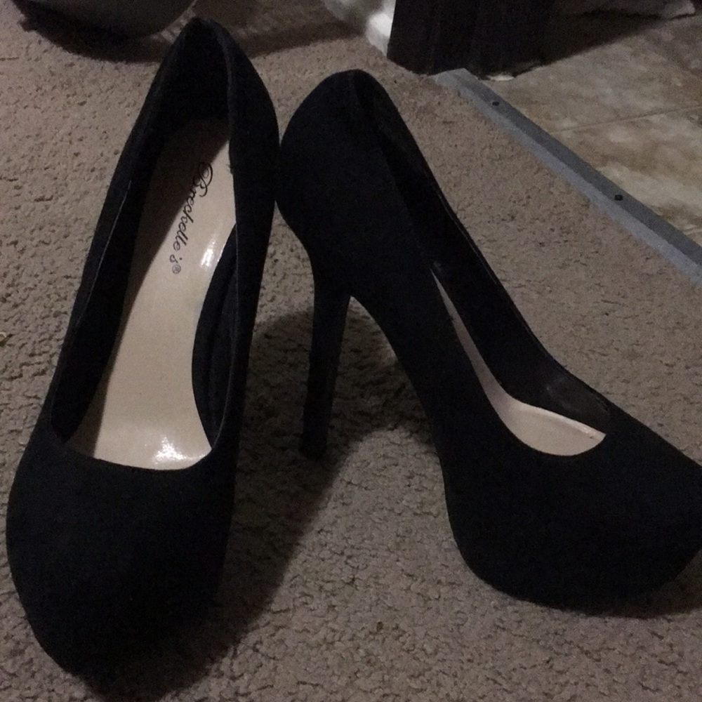 Breckelle’s Classic Black Platform Heels